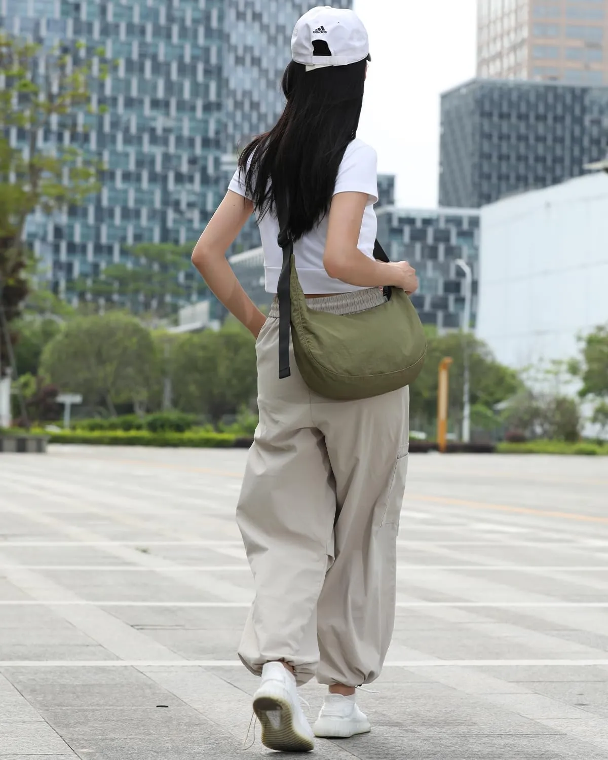 Iioscre Medium Crossbody Crescent Bag for Women Men Trendy, Nylon Crossbody Hobo Bag with Adjustable Strap and Inner Pockets.